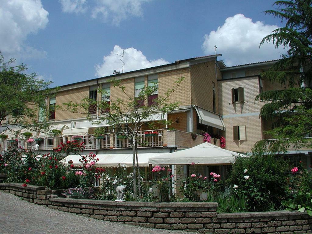 Oasi Di Pace Hotel Sutri Eksteriør billede